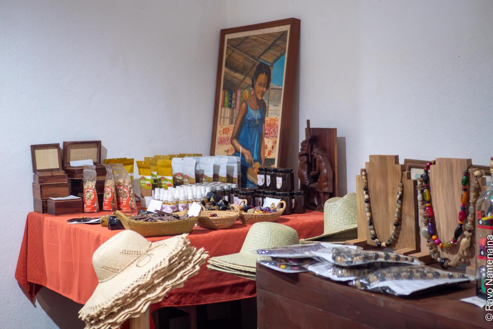 Olympe De Bemaraha Hotel Bekopaka Екстериор снимка